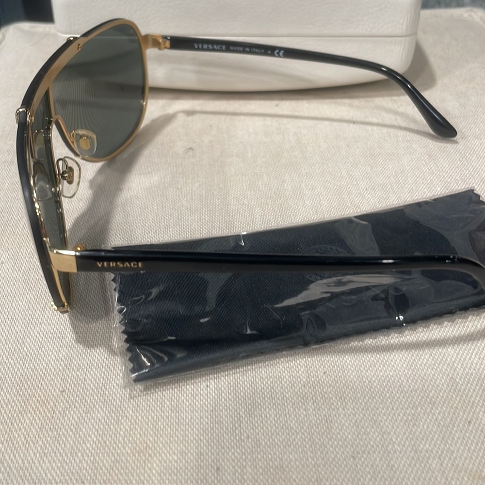 Versace - Picture 3 of 5